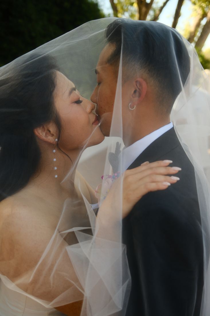 A kiss under the veil
